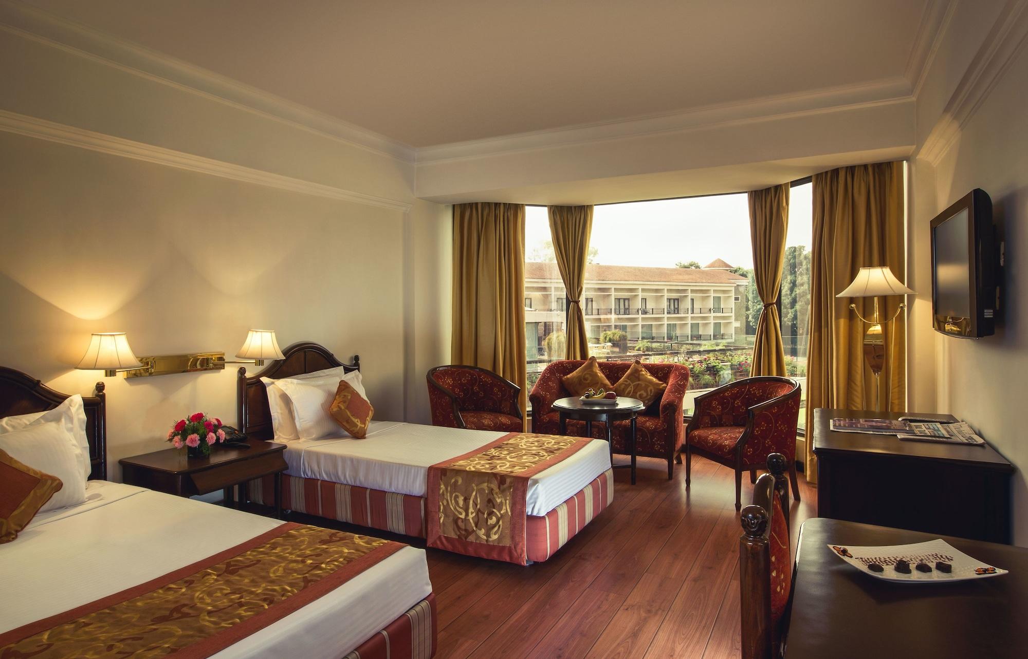 Hotel Mountview Chandīgarh Exteriör bild