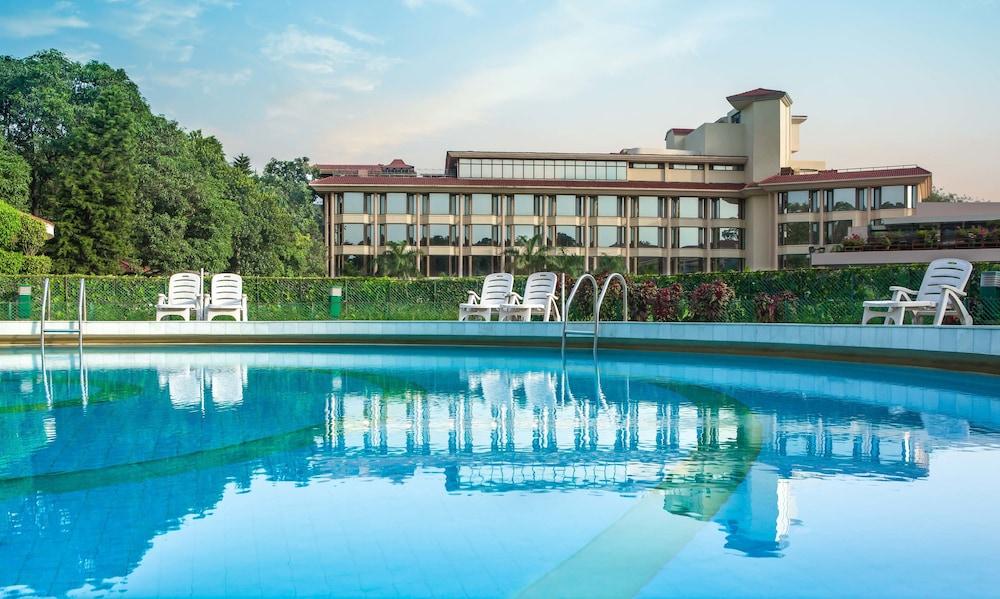 Hotel Mountview Chandīgarh Exteriör bild