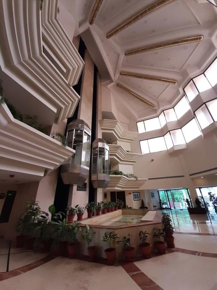 Hotel Mountview Chandīgarh Exteriör bild