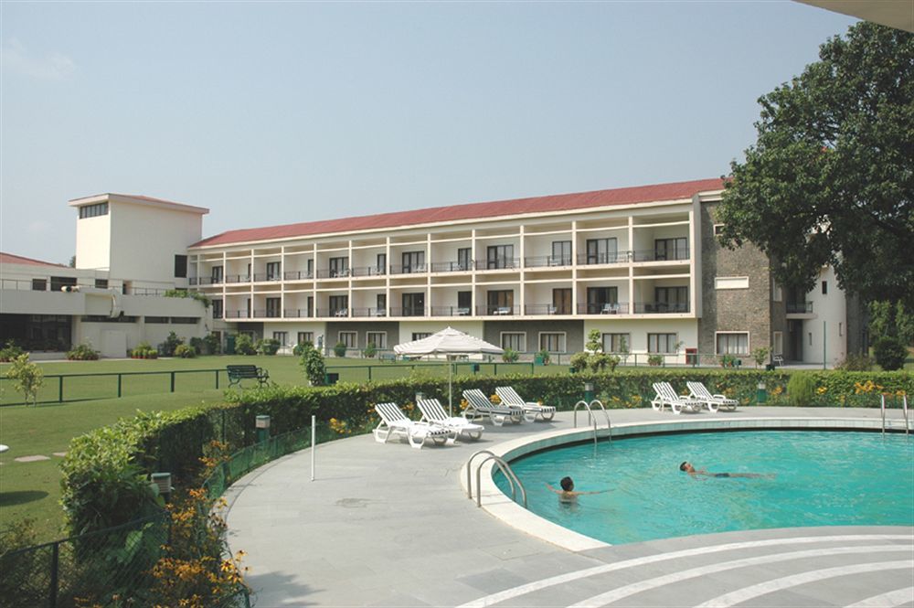 Hotel Mountview Chandīgarh Exteriör bild