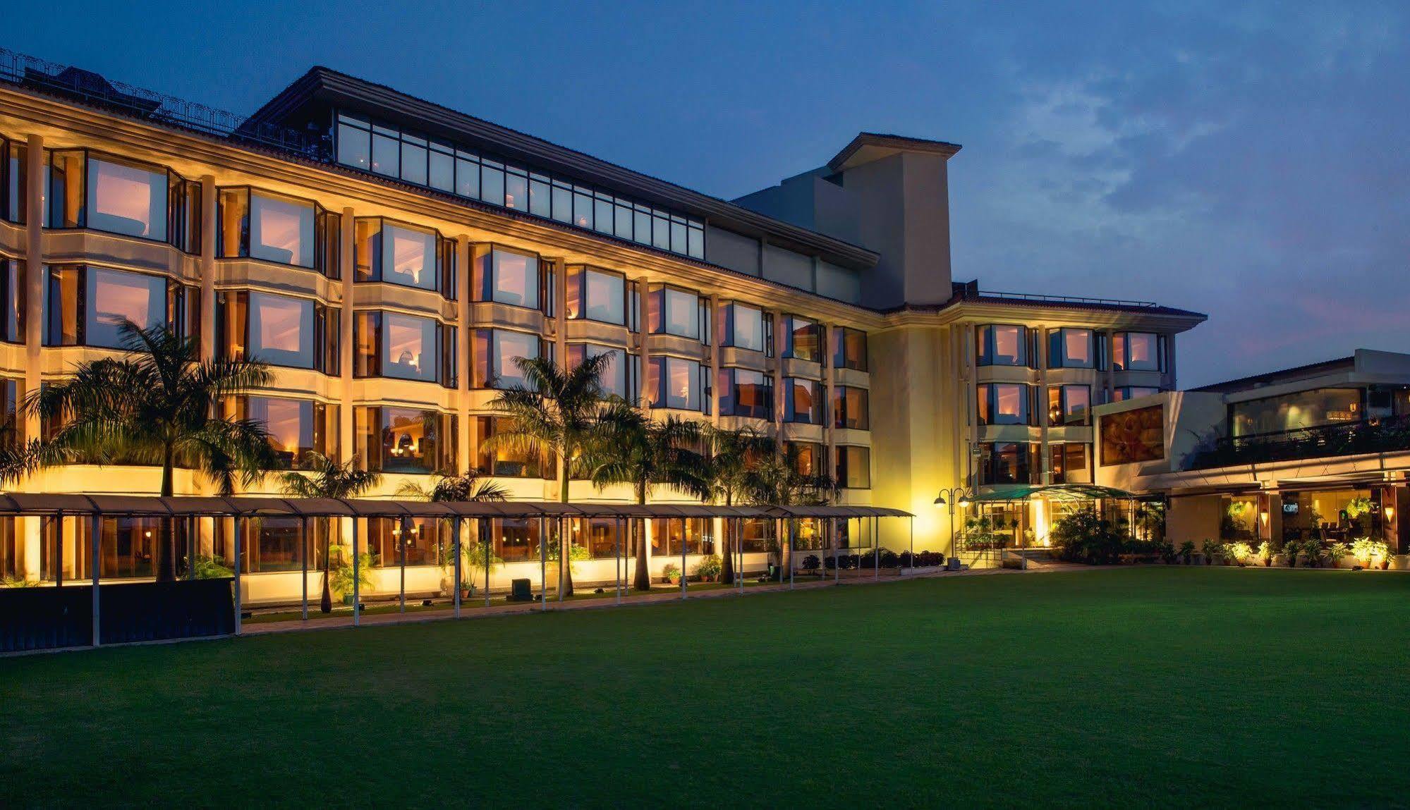 Hotel Mountview Chandīgarh Exteriör bild